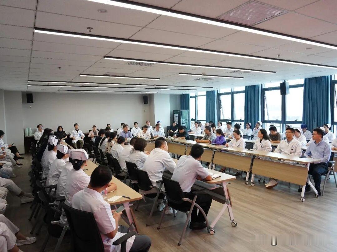 龙洪波同志任武汉协和医院金银湖院区党委书记。
武汉协和医院金银湖院区召开干部大会