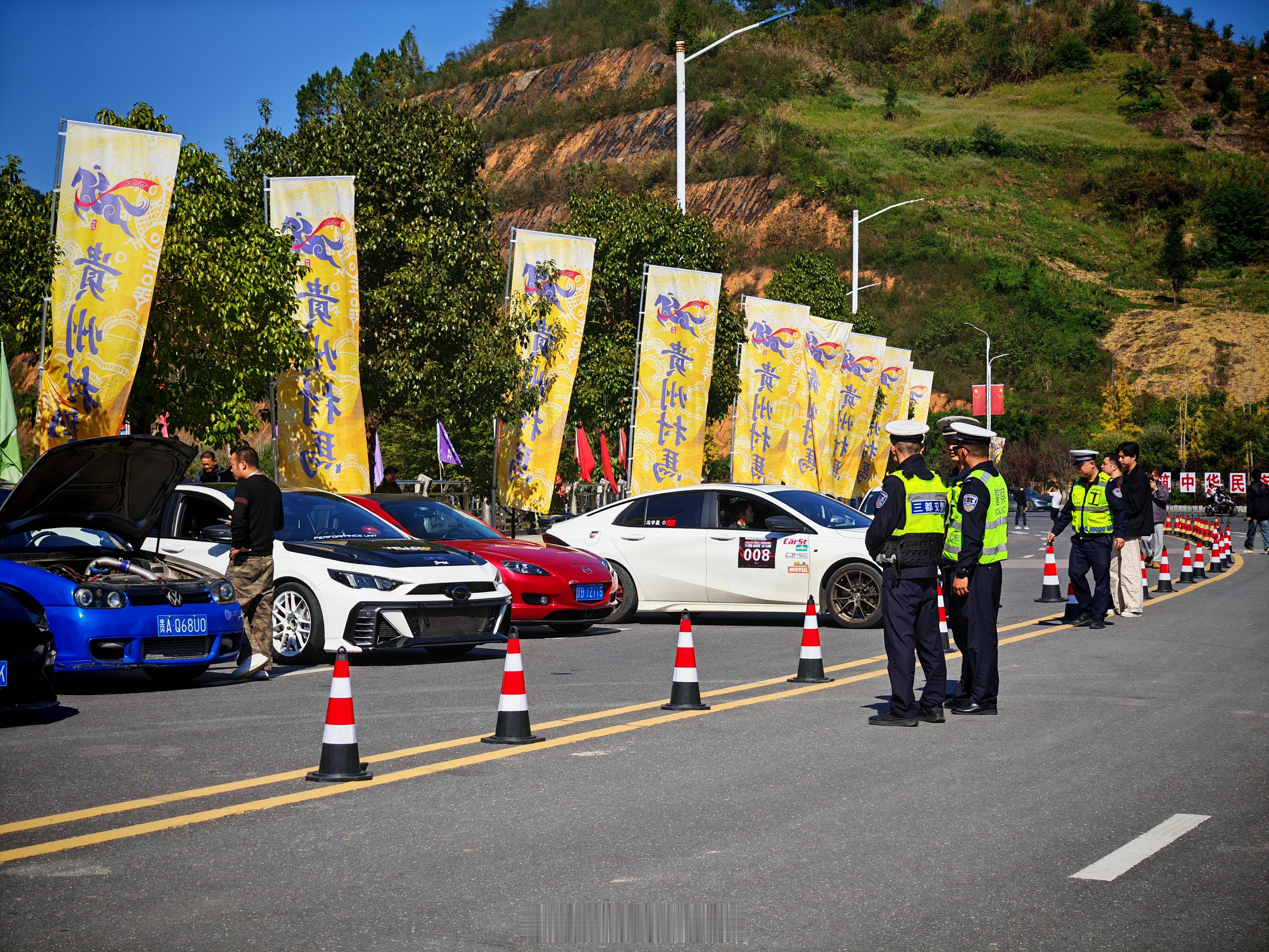 给 提了一个很好的建议增加一个环节：所有交警来投票，选出现场最帅的改装车
