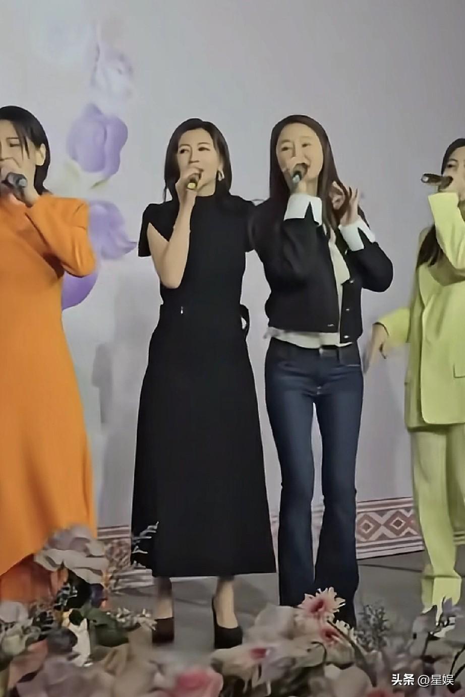 贾静雯四位女士在舞台上唱歌