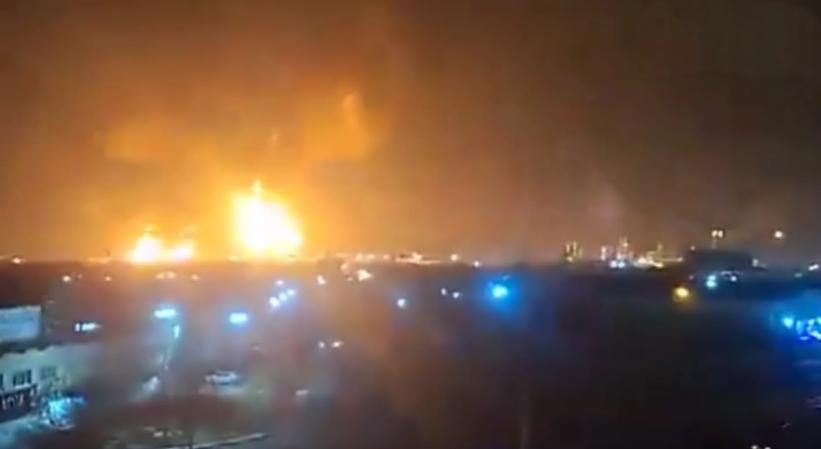 伊朗这一手，打得很聪明。美军炸了德黑兰的炼油厂，它没有直接对美国还手，而是在3月