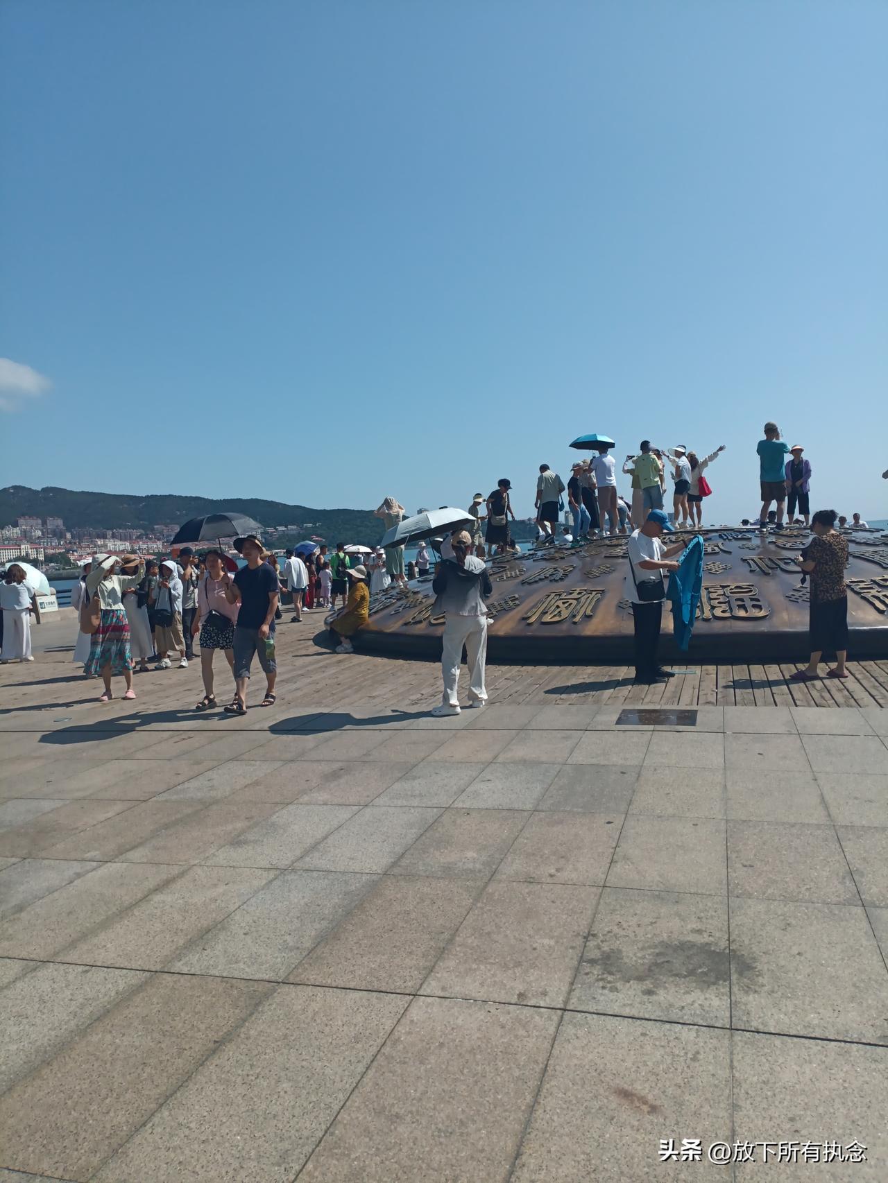 威海幸福门公园，游客打卡踩福来了。