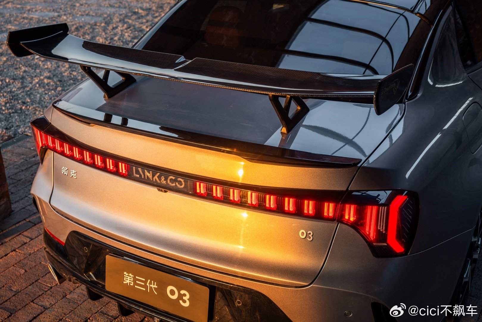 15.98万起就能买到原厂自带三段可调碳纤维尾翼的车，啧啧啧～～这事听着就帅，当