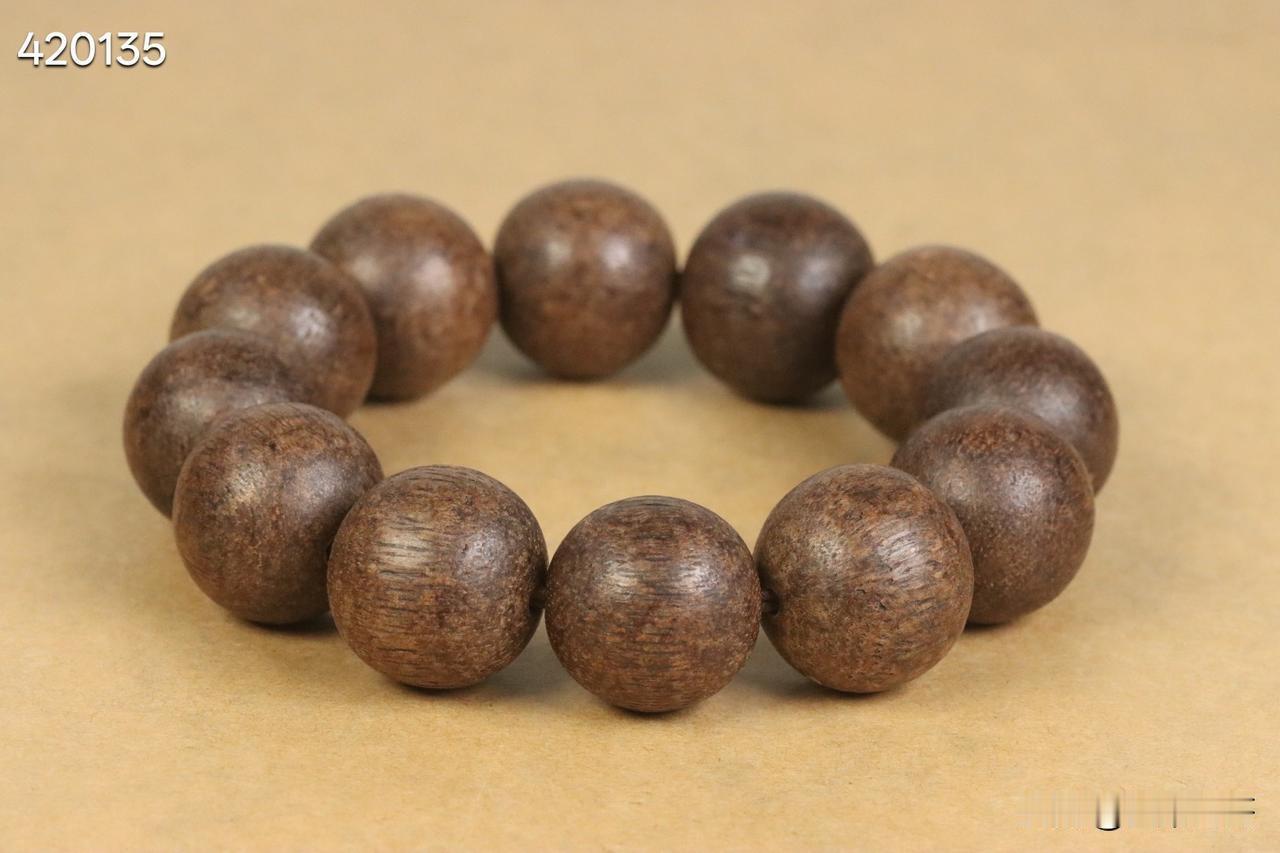 清代  老沉香素珠圆珠手串。

规格：2.07cm