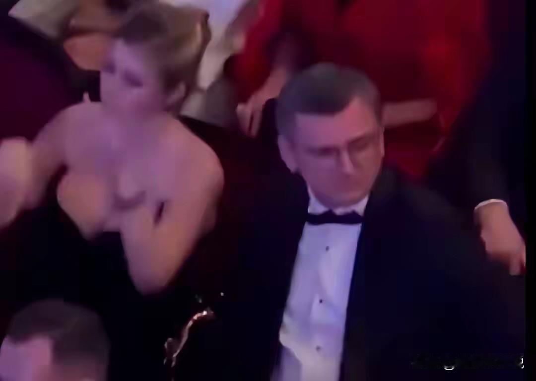 那个带着女朋友在伦敦听音乐会的乌克兰前外交部长德米特里.库列巴，昨天在社交平台上