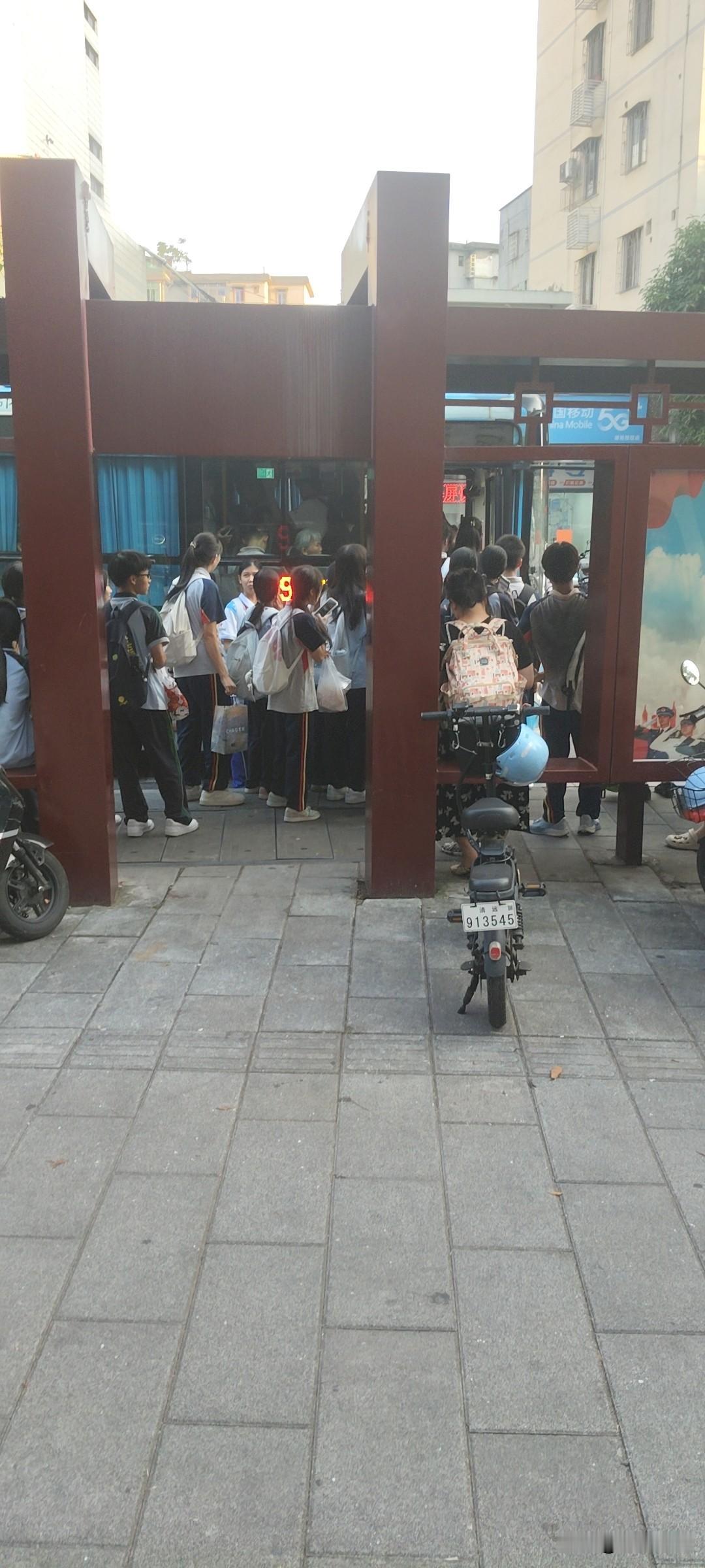 以后星期五下午我绝不会去县城逛街了，忘记这天下午很多学生放学，公交车被高中生挤满