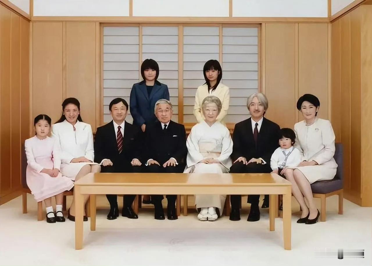 大白话梳理一下日本皇室继承博弈这事：现在日本天皇德仁，只有一个女儿爱子公主，能合