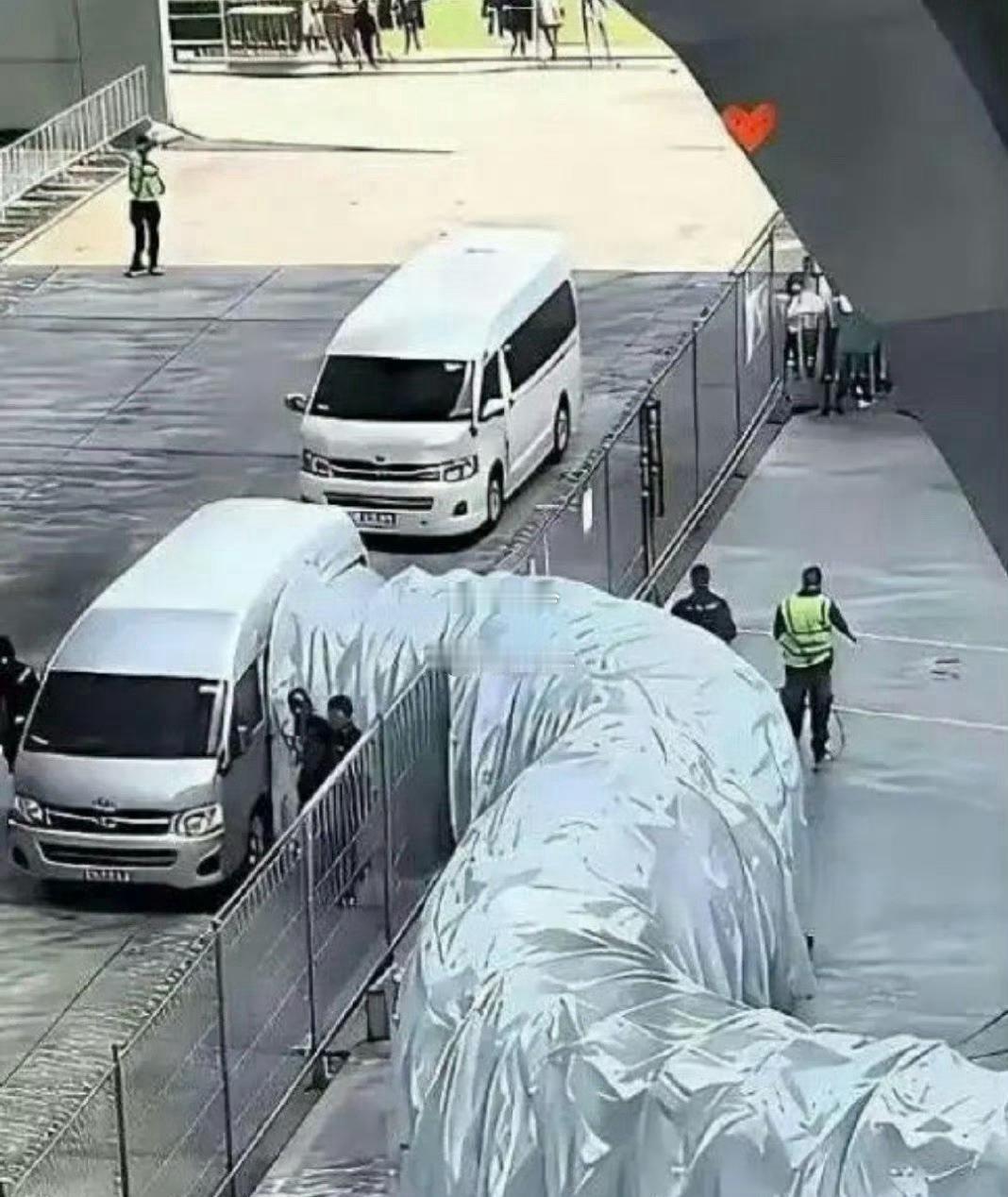 这车接谁的 这么大排场 