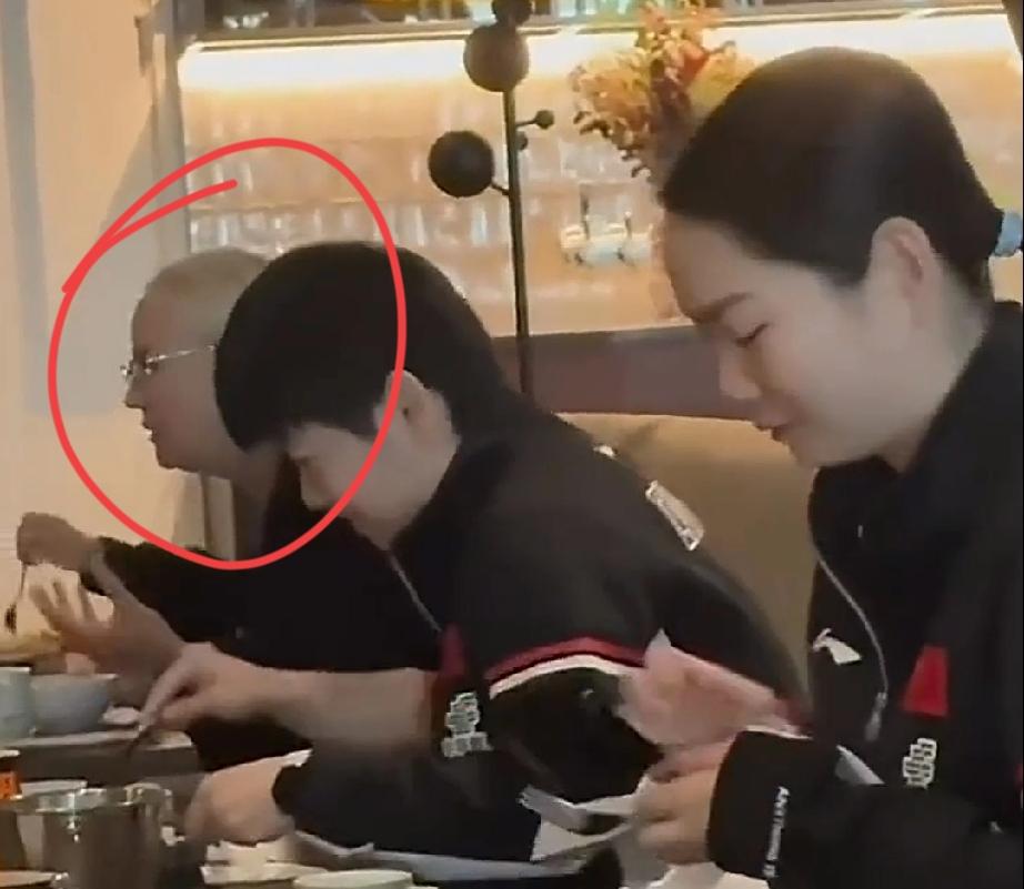 这淡定，也只有莎莎了吧。
啥都没有低头干饭重要。莎莎和佳佳一起吃饭，眼尖的网友发