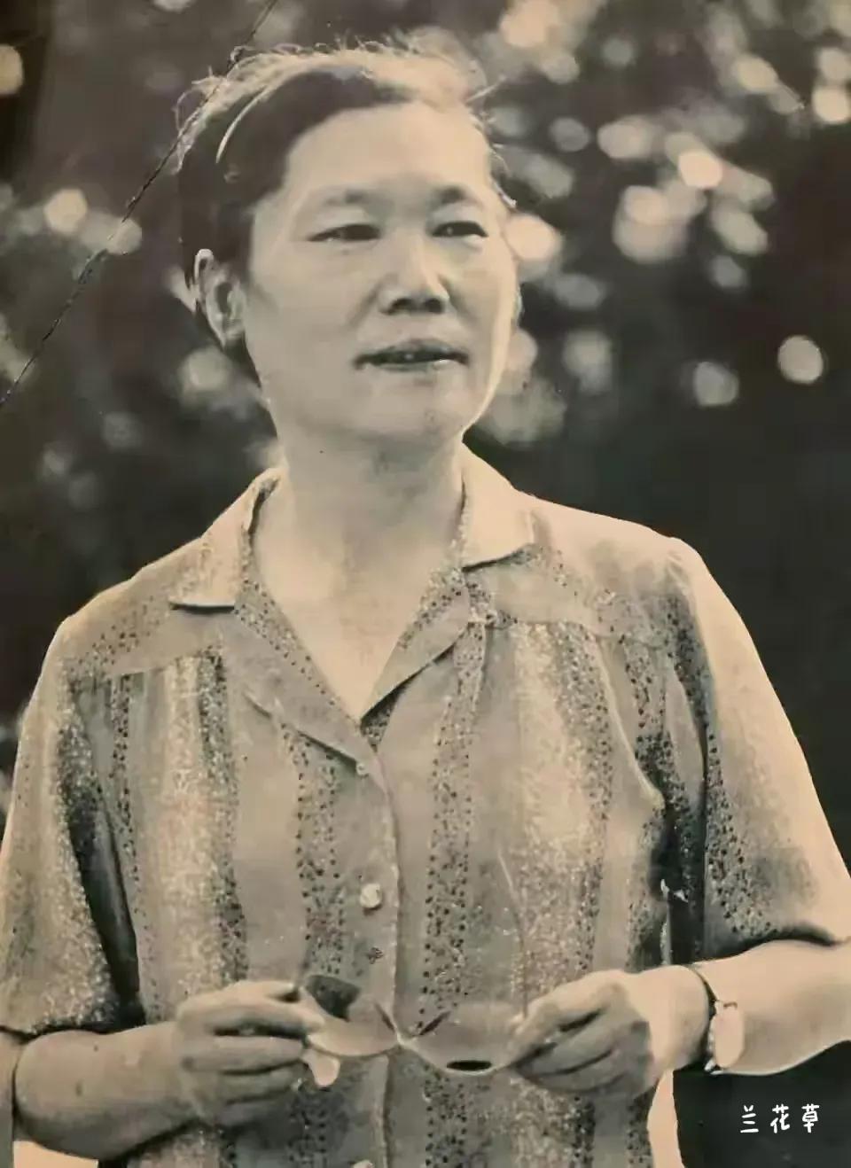 她就是茹志鹃。
记得初中时学过一篇课文《百合花》就是她写的。“那媳妇”可爱、纯真