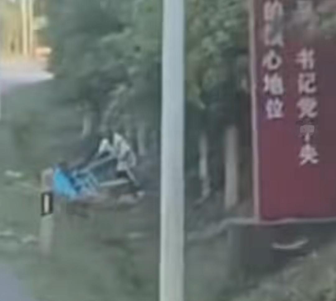 训练归途遇险情，消防员暖心施救
 
近日，江西消防员在外出训练归队途中，偶遇一位