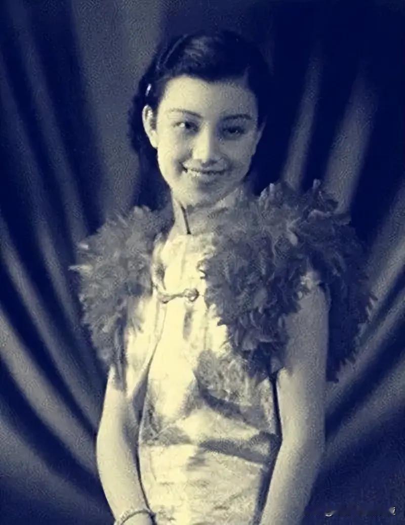 1955 年，陆小曼回到家听到一阵女人的叫声，她贴着门缝往里看，一丝不挂的翁端午