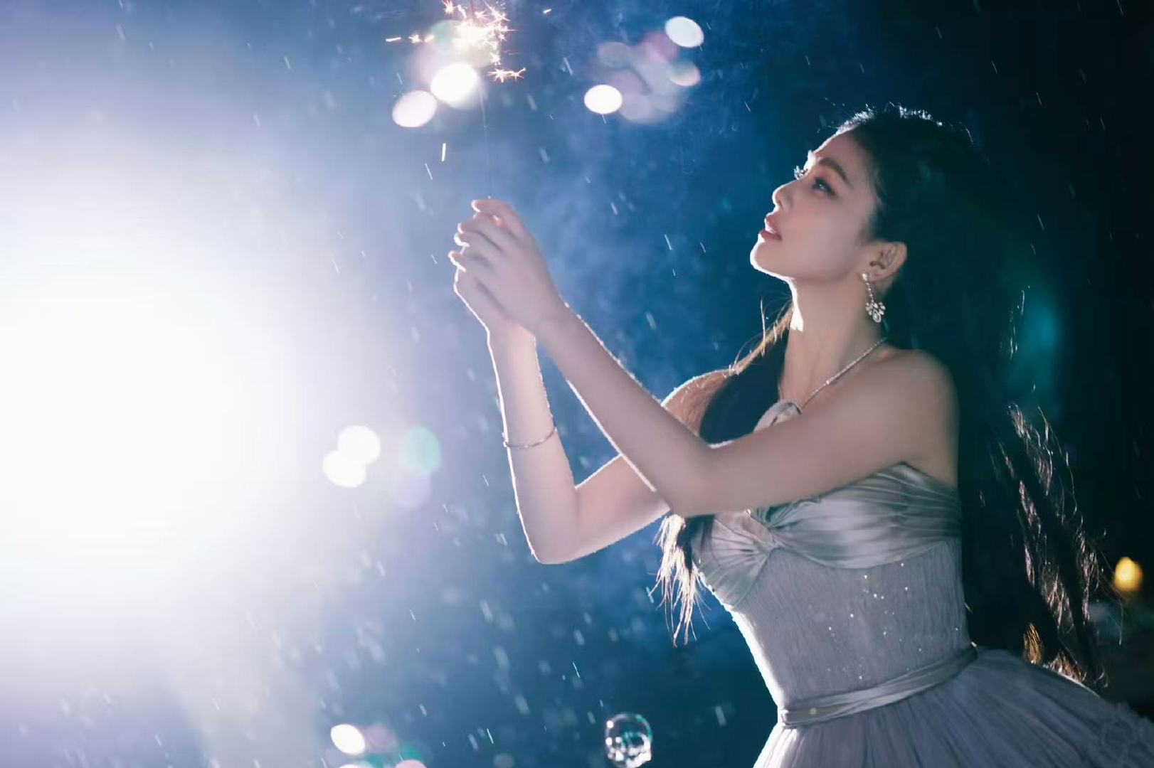白鹿雨中放烟花神图，第二套更是美绝了 白鹿雨中放烟花白鹿雨中烟花 ​​​