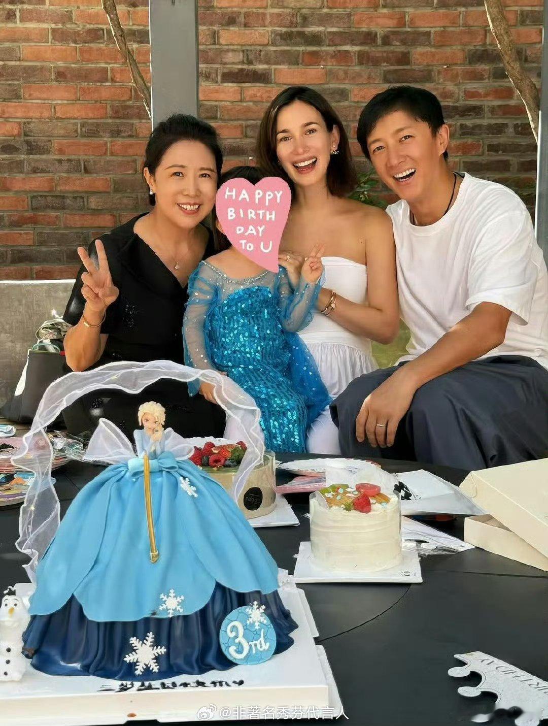 卢靖姗晒儿女照片家人真的很幸福，很有爱。 