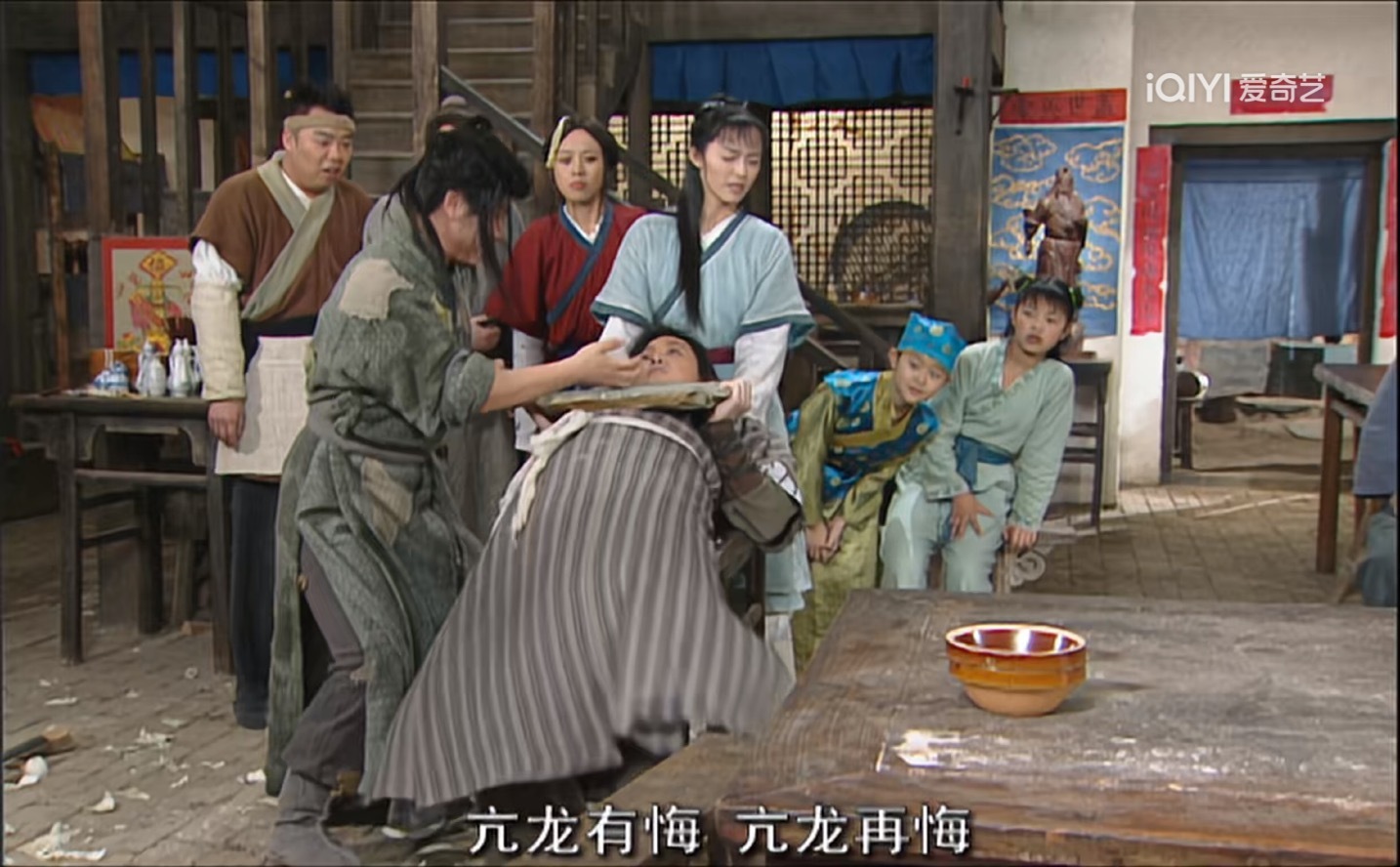 《我为湘玉存大钱》第131集莫掌柜为了赚到三两银子，要求每个人都得表演节目，老白