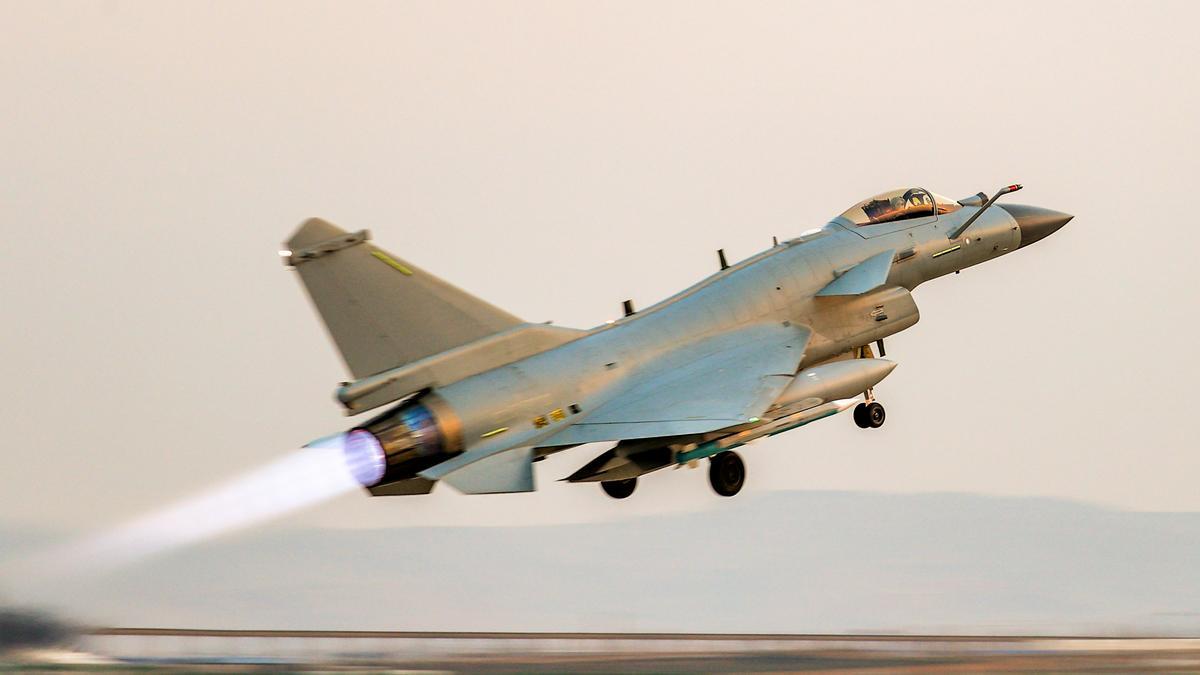 全世界都被中国惊到了，外媒爆料，中国正在疯狂扩产歼-20、歼-35两款五代隐身战