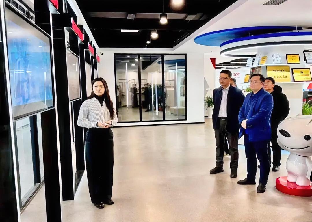 1月22日，徐州市工业和信息化局张兴旺副局长一行赴江苏京数智能科技有限公司进行实