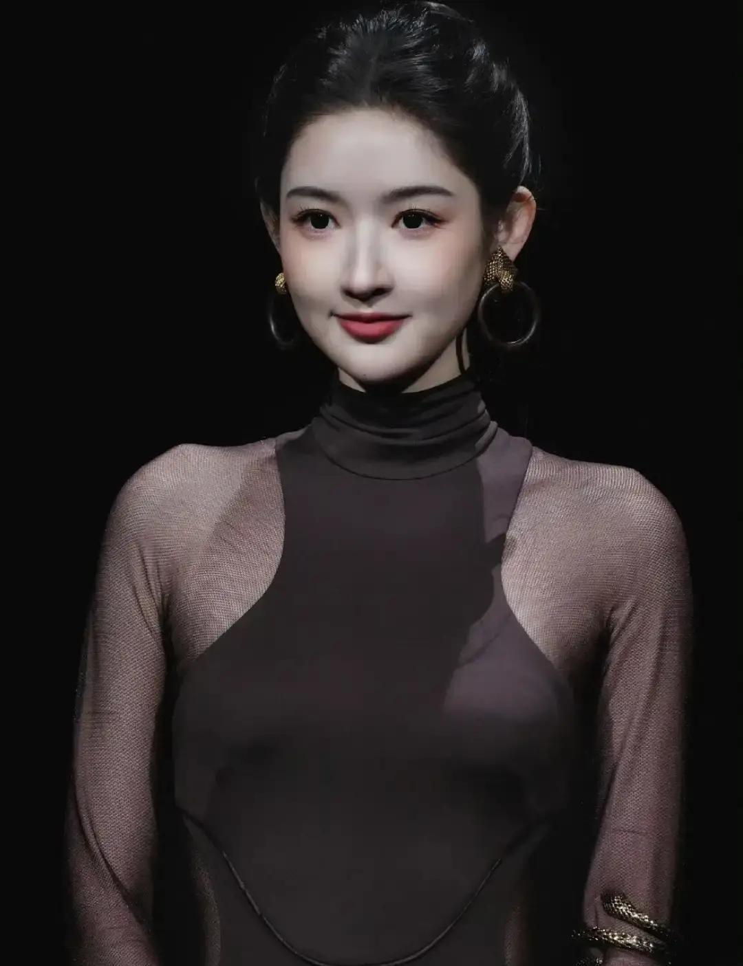 助理全程提着裙摆，下车差点踩空摔倒，风一吹裙子直接糊脸。
你以为红毯是女明星争奇