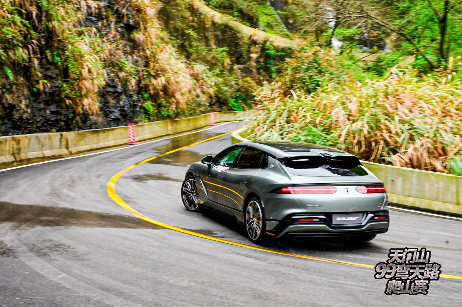 燃起来了！大家都知道湖南天门山99道拐是全球罕见的天然赛道，15%极限坡度、99