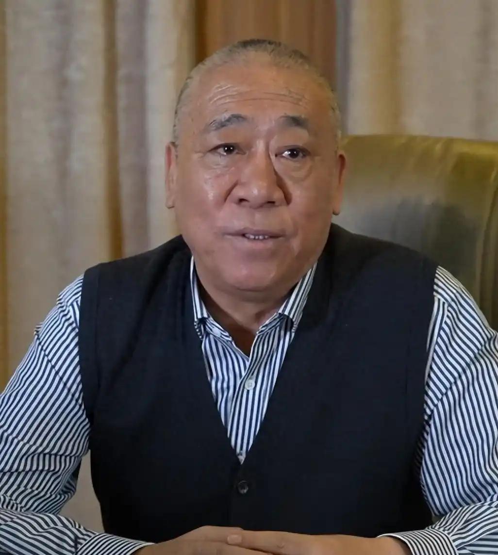 河南矿山老板崔培军：暴雨中三道暖心令，停工排涝暖民心
 
河南矿山的老板崔培军，