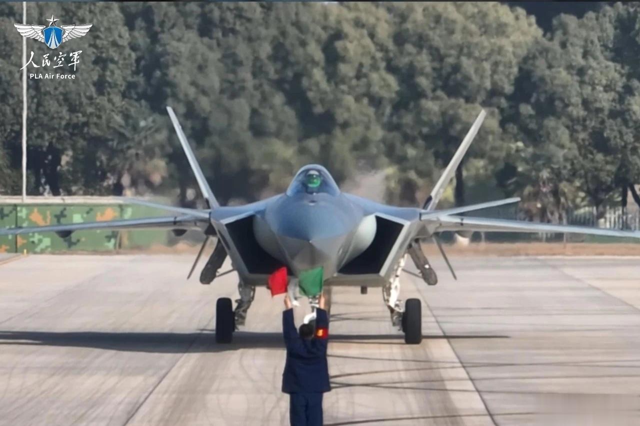 多年前，李德兵主动请缨参加空军对抗空战比武竞赛，靠着一股拼劲接连啃下多个“硬骨头