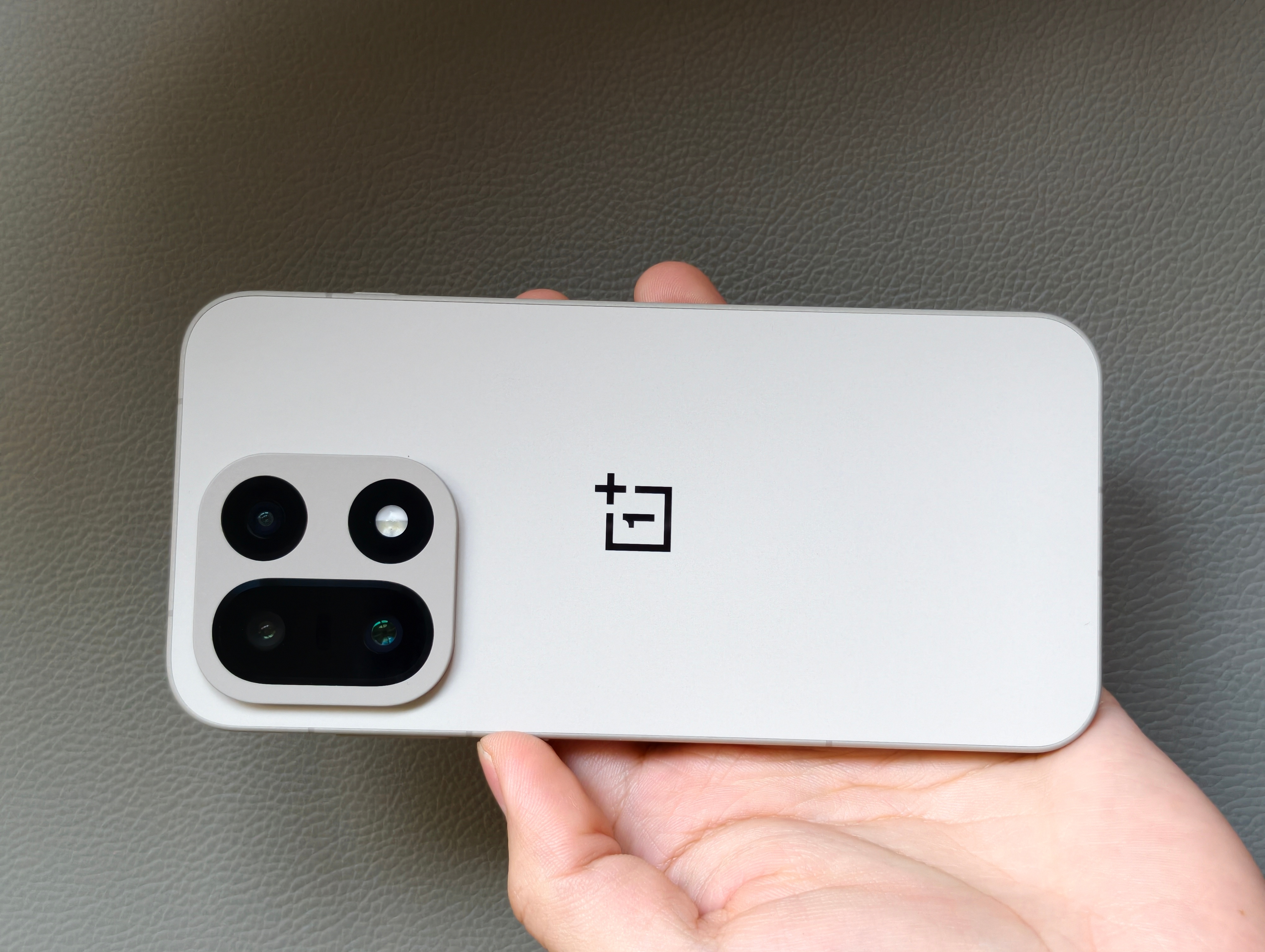 手机电脑迎来涨价潮兄弟们，存储芯片涨疯了，手机电脑全行业开涨，千元机直接绝迹，中