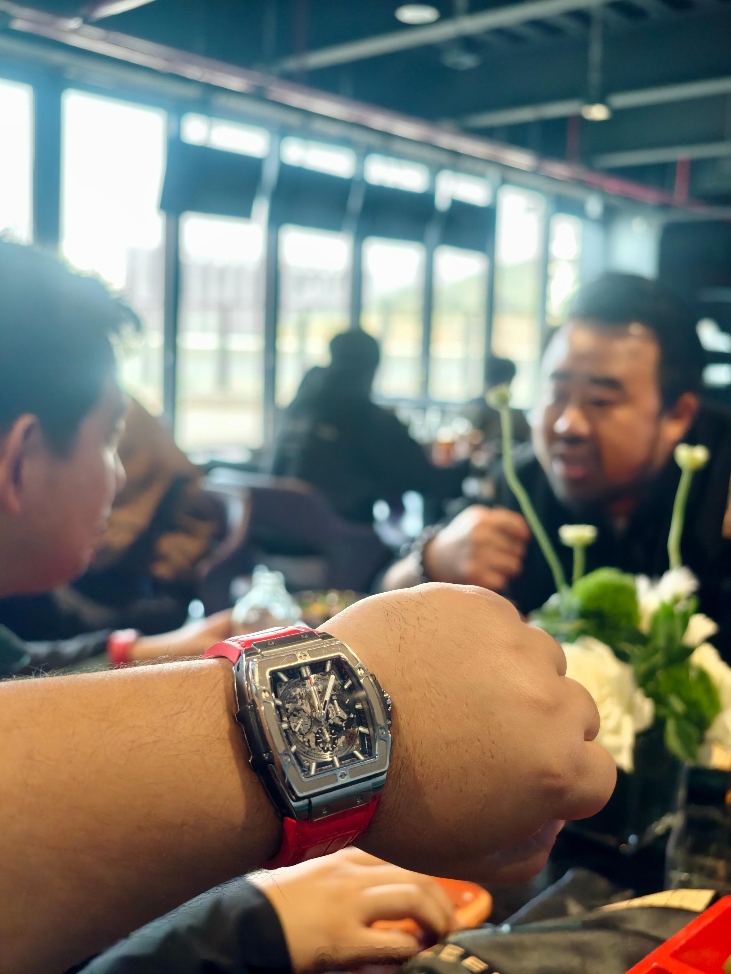 和凑一块开始拿我人设说事儿，说我人设不够清晰老孟说自己打高尔夫、抽雪茄，是“大哥