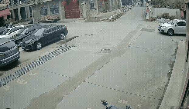 看视频，老人摔倒自己要负绝大部分责任。莆田两名女学生扶老人被起诉一事发生在202