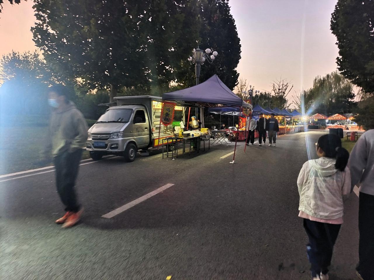 傍晚游济南华山脚下有感：

暮色轻染华山旁

排排小摊亮灯光

游人漫步寻风味