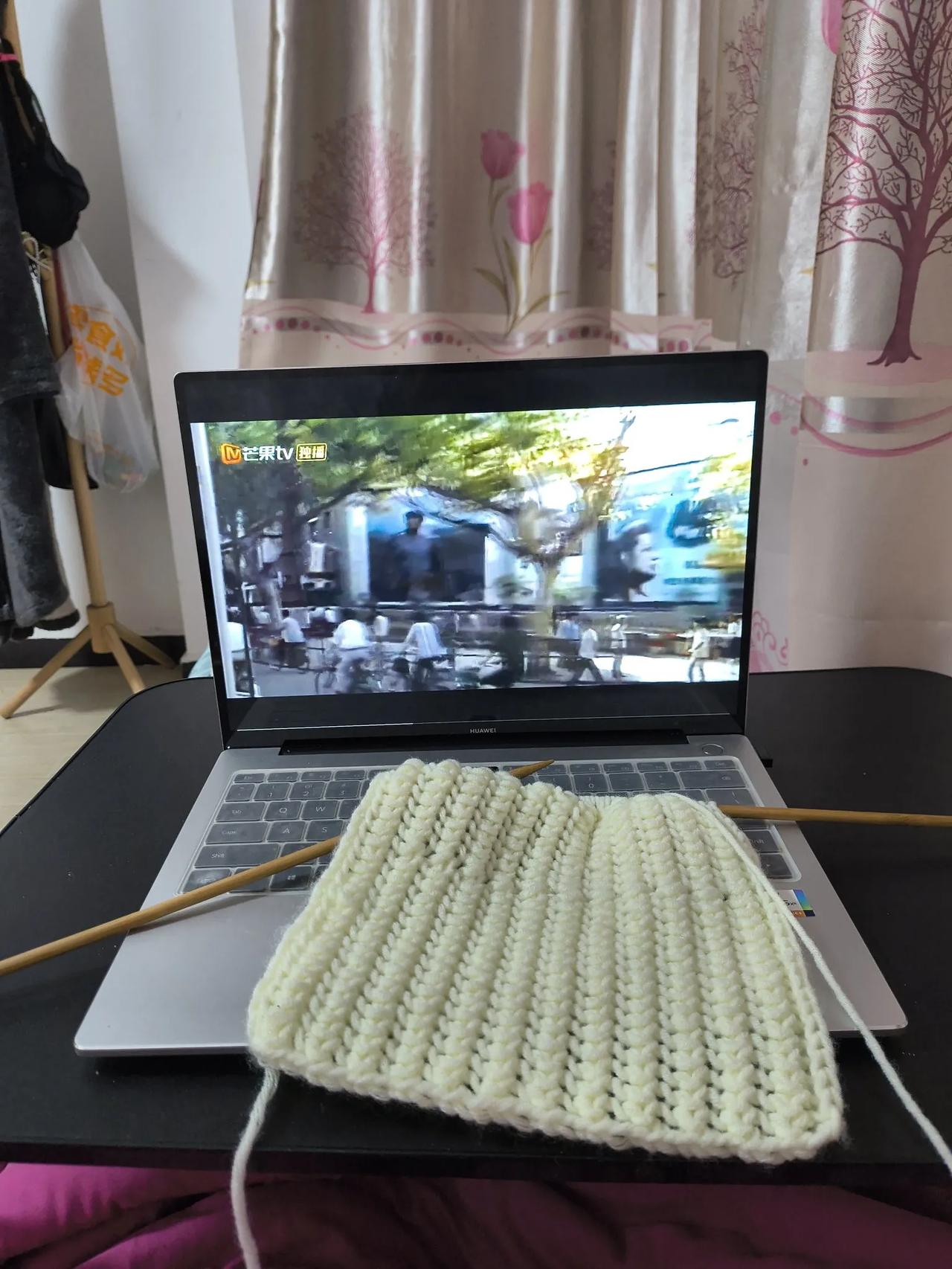 看年代剧配手工织围脖