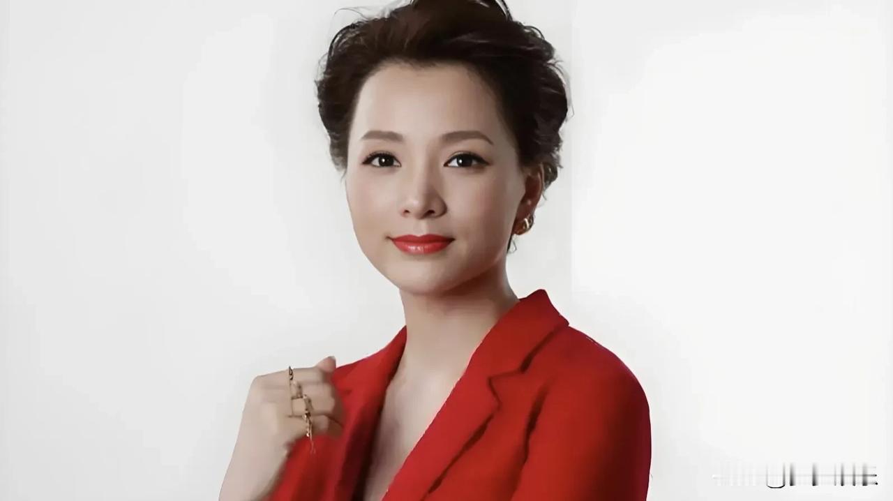 董卿的走红，绝非偶然，而是多种因素交织的结果。
 
腹有诗书气自华，家庭的熏陶和
