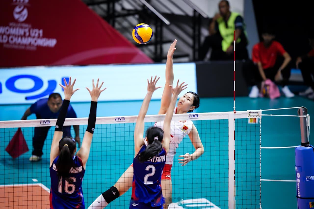 【2025U21女排世锦赛 中国队3比0横扫泰国晋级八强】北京时间13日中午，印