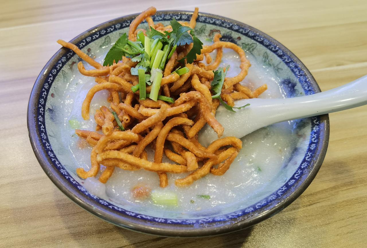 重庆的早餐可谓琳琅满目，我也不知道怎么对这个“油茶”如此情有独钟。
也可能是出于