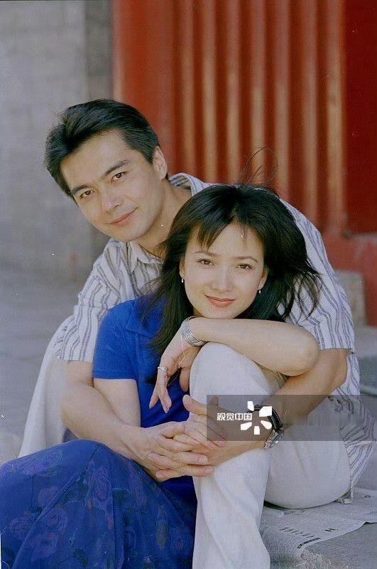 何晴竟然与许亚军是夫妻。前夫妻。
两人有一个孩子，名字取了两人的姓，叫许何，有了