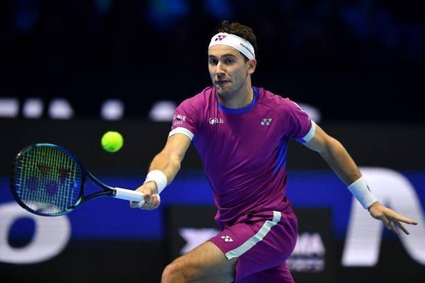 鲁德在第二盘2-5落后下连赢5局，以6-1、7-5击败阿尔卡拉斯，取得本次总决赛