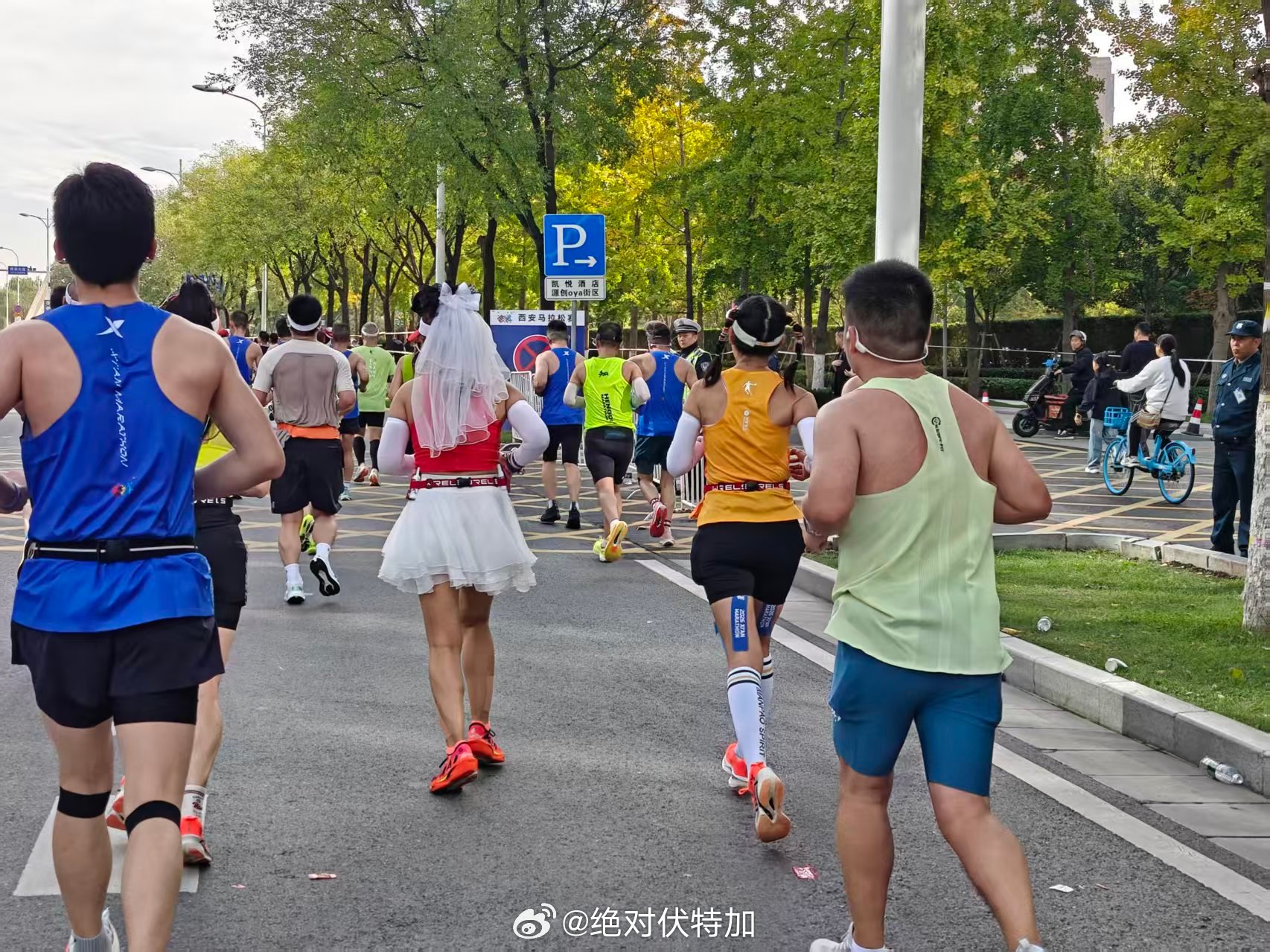 对马拉松比赛中“奇装异服”的管理标准到底是什么？上半马选手被取消成绩 跑步[超话