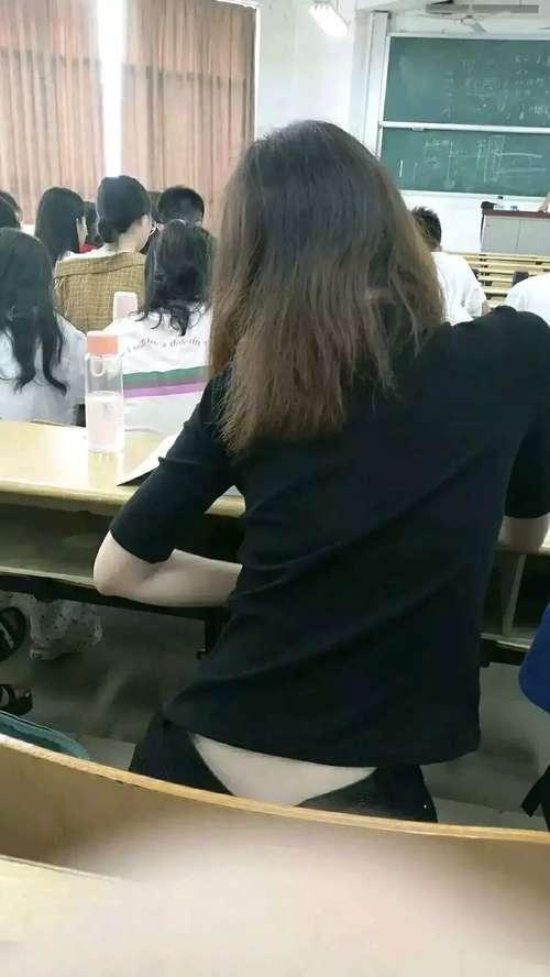 女朋友昨天半夜才回来，第二天上课的时候就发生了这种事 ​​​
