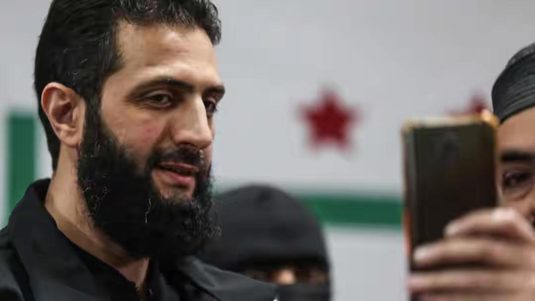 我昨天在网上看到一个朱拉尼的采访视频，他说他20年没有回过家，他母亲都以为他死了