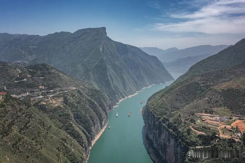 溪清水溅㴠山影、
雾飘尘飞降清凉、
溪流鸟语化烦忧、
盛夏美景济沧海、
叮咚繁花