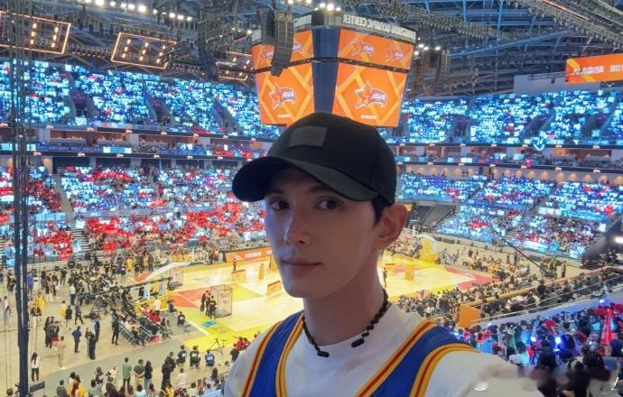 徐正溪晒 NBA 名人赛现场照，捕捉赛事现场的细节，没有粗糙的画面处理，王俊凯蓝