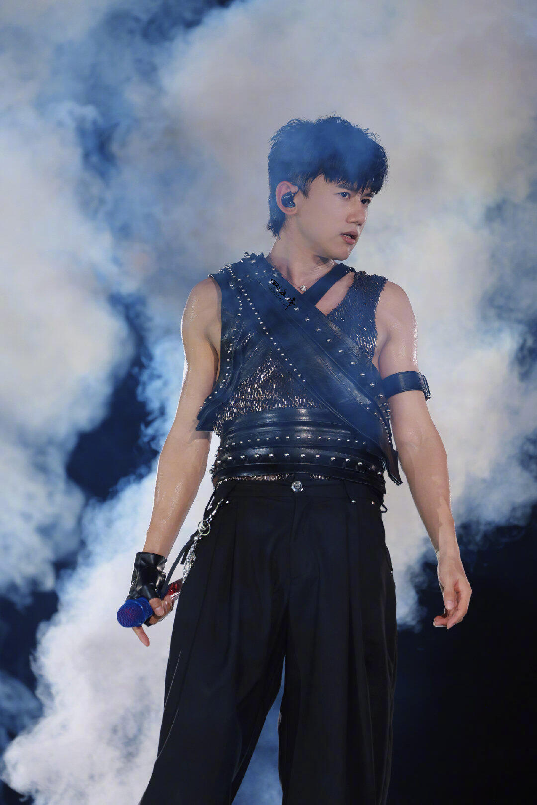 #咪咕星鲜事##张杰鸟巢舞台概念图#这舞台也太梦幻浪漫了吧😭 六登鸟巢，五种全