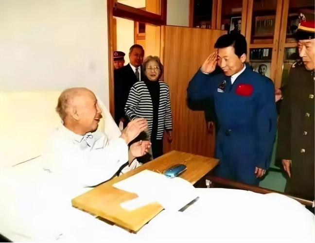 2008年冬日，钱学森静静地翻阅着报纸，突然，眼神一亮，他转向前来探望的儿子钱永
