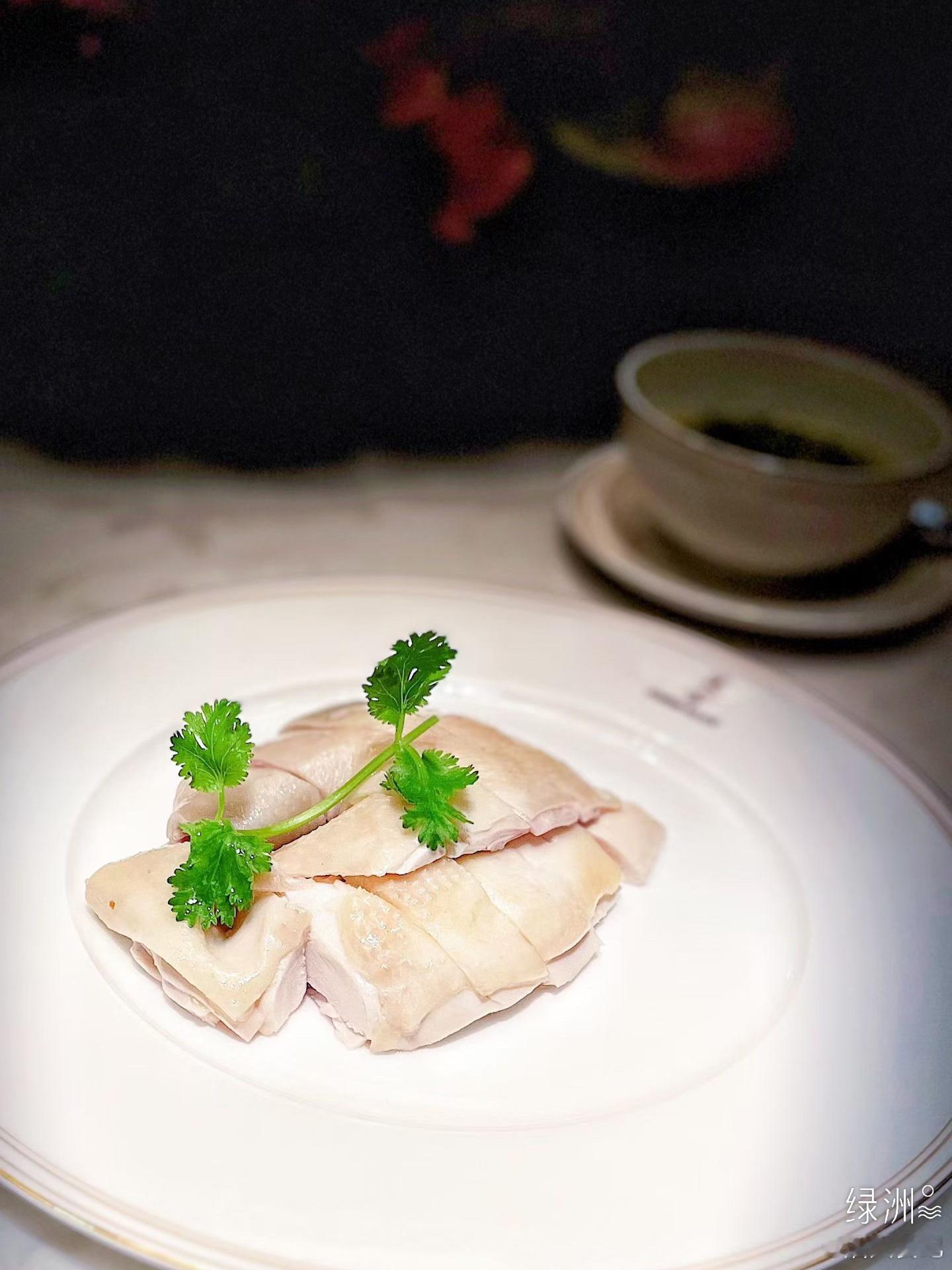 中国大饭店，夏宫试菜 中国大饭店最近新上来一位淮扬菜主厨郭建勋郭师傅，在夏宫也工