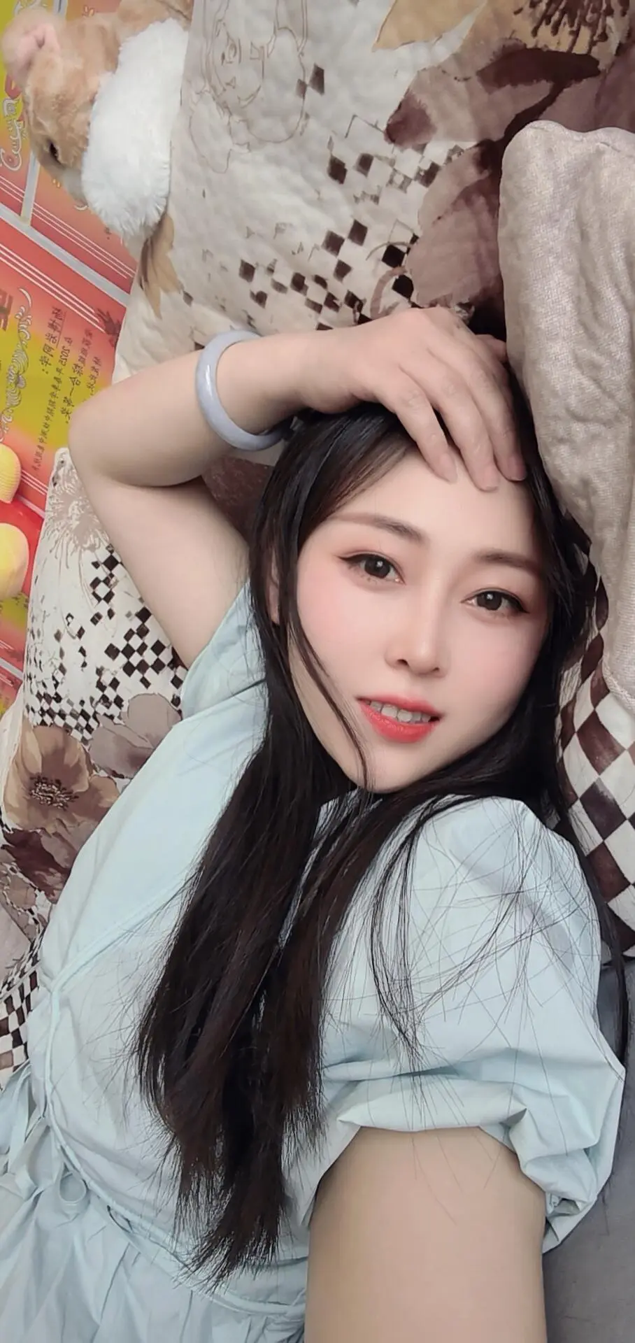 生活渐渐磨去了棱角，岁月沉淀了冷暖自知，我们都成了有心事不能分享的成年...