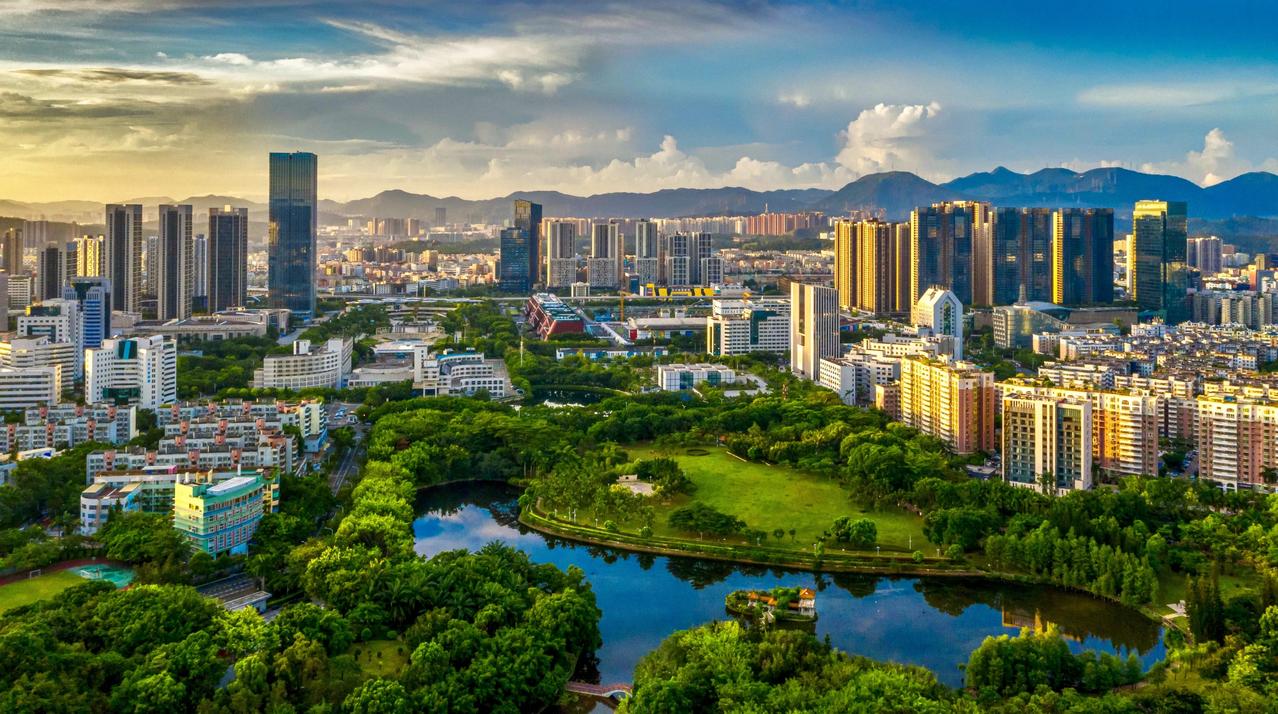 深圳龙岗 这座年轻而充满活力的城市，以“鹏城”之名寓意着其飞速的发展。近年来，龙