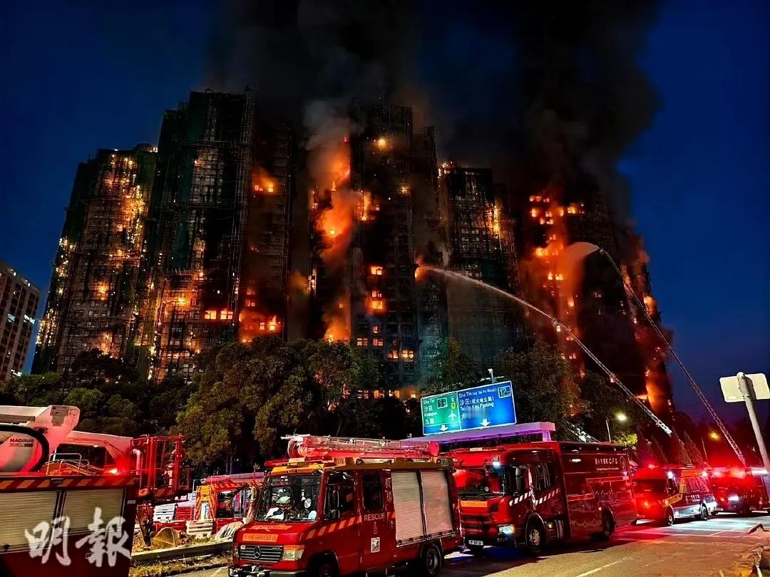 好恐怖啊烧成这样，听说这会儿还在烧，直升机和无人机从上面洒水有用吗？或者人工降雨