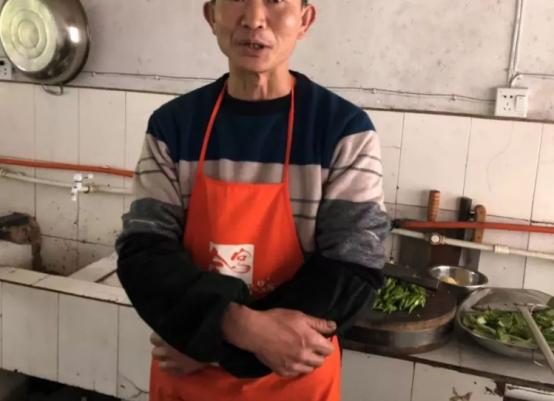 猝不及防！广西南宁，一名20多岁的男子在街边小餐馆吃饭，点了一盘凉拌皮蛋和1瓶白