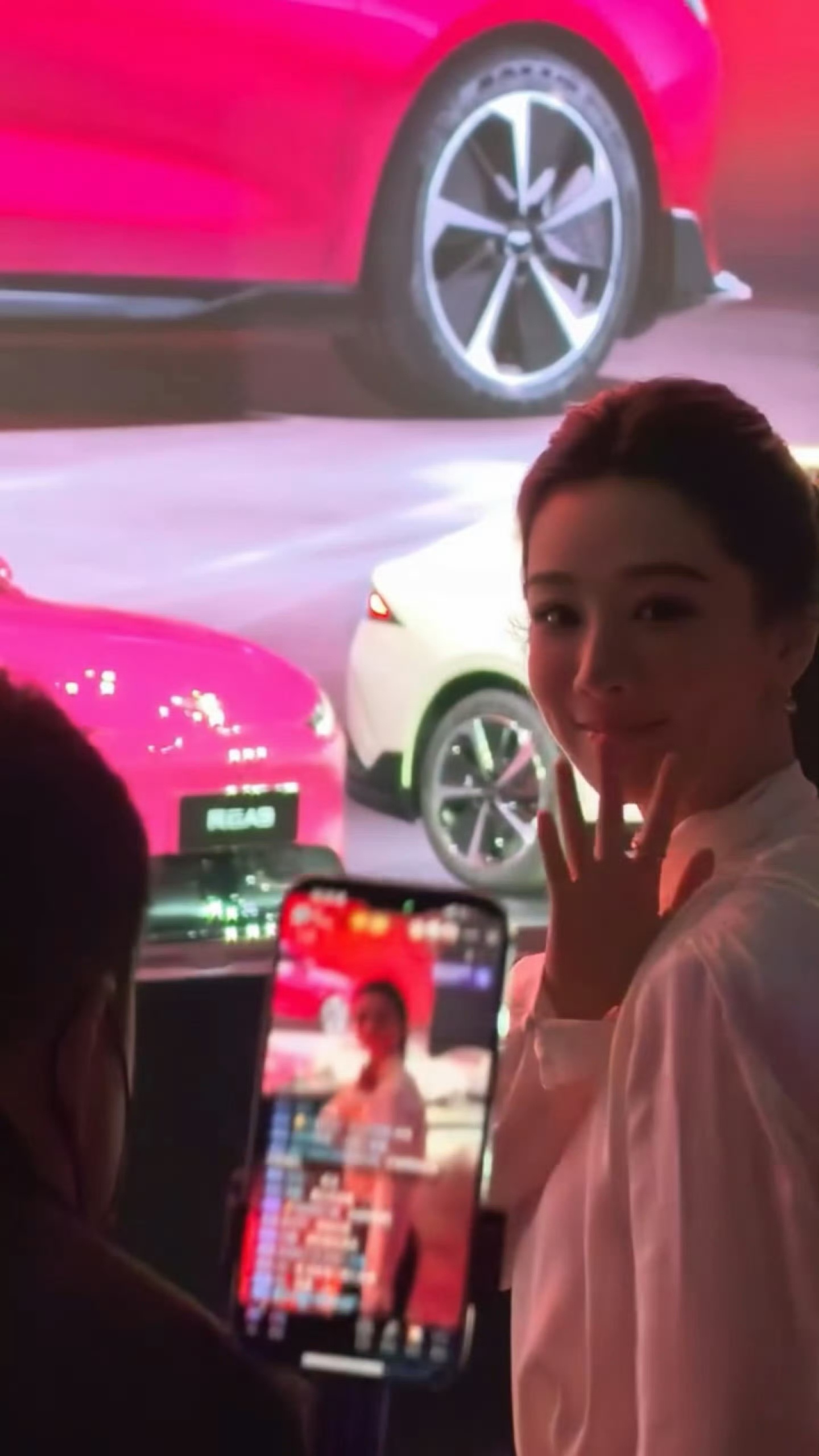 听到紫米爱的呼唤后萌萌地回头对着紫米笑
