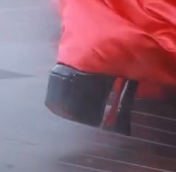 许我耀眼 现实版现实版踩高跷