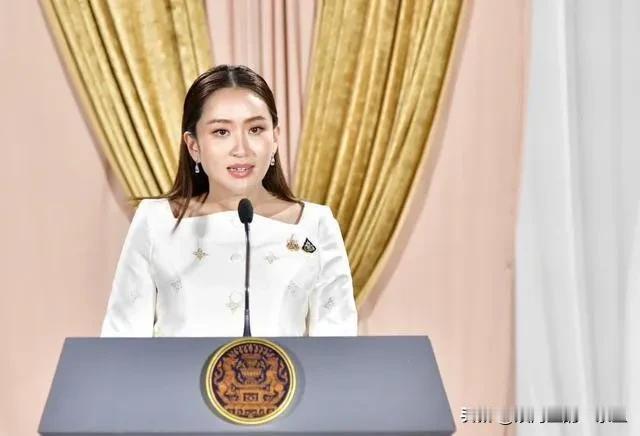 可怜的佩通坦最终没有逃过下台的命运…

这位泰国女总理和韩国前总统朴槿惠的遭遇如
