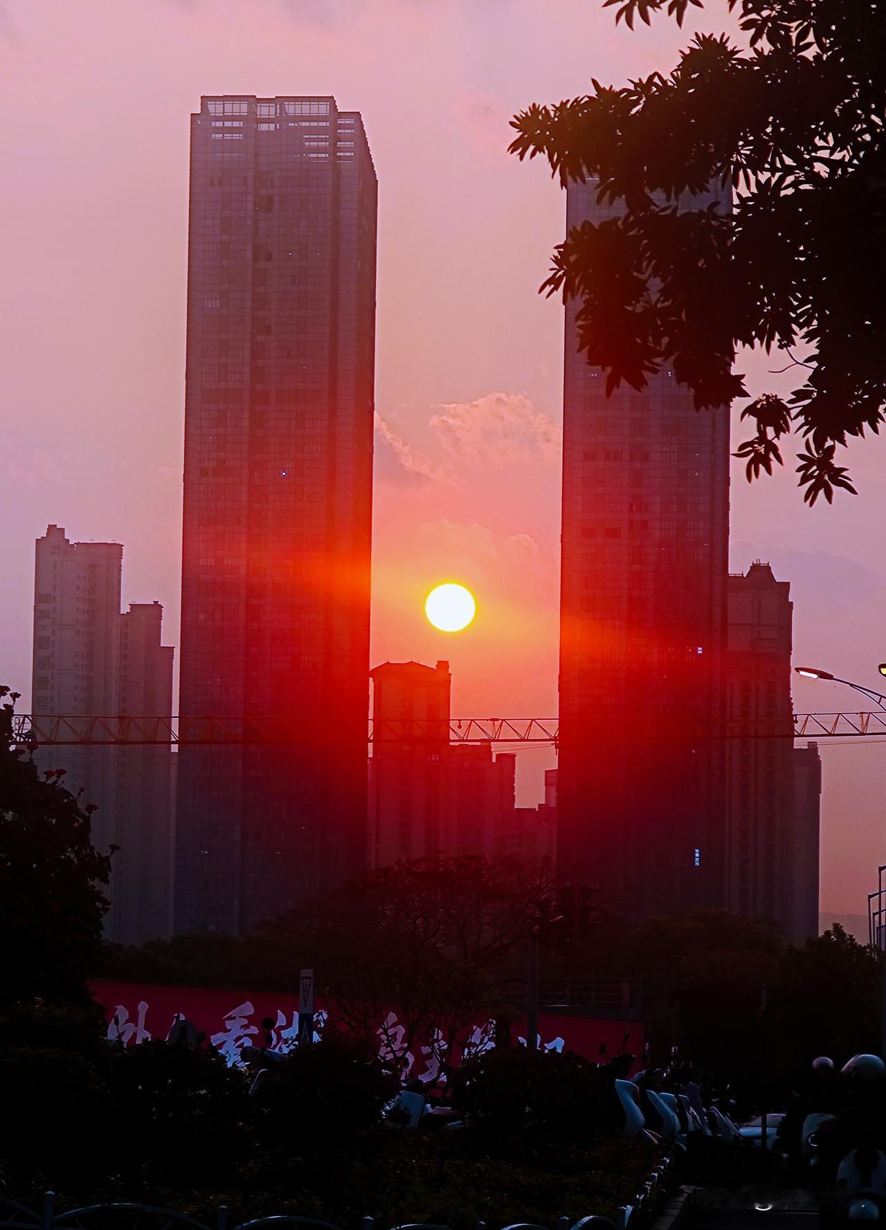 漳州市恒大城市之光两栋大楼之间的夕阳
夕阳西下，正好落在漳州市恒大城市之光两栋楼